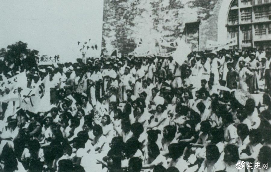1936年6月13日,北平员工与市民在鼓楼前举行声势浩大的抗日集会。